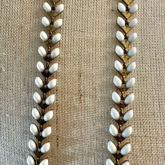 Abalone pendant necklace with white beaded chain - Picture 6 of 11